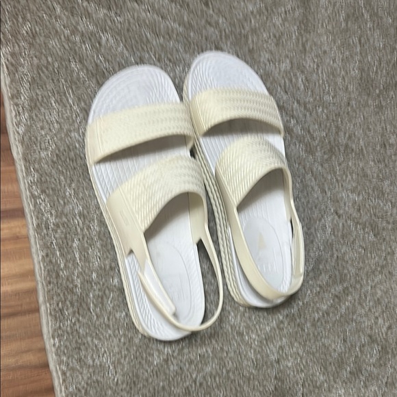 Lee Cream Sandals Open-Toe Textured - Picture 1 of 3